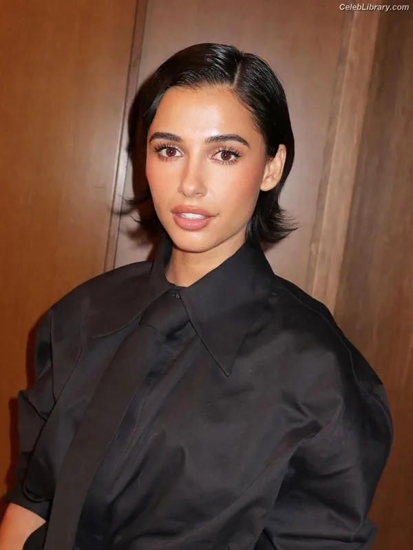 Naomi Scott photo 1 of 376