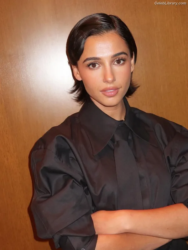 Naomi Scott photo 2 of 376