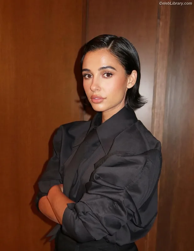 Naomi Scott photo 3 of 376