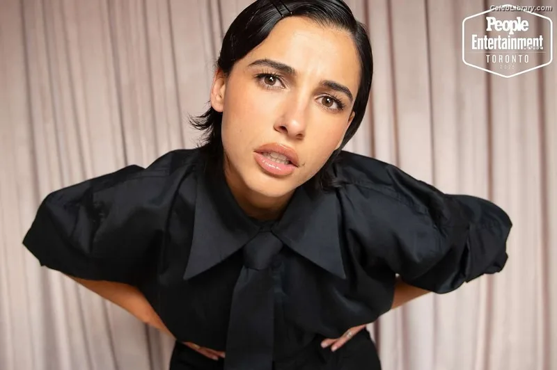 Naomi Scott photo 9 of 376