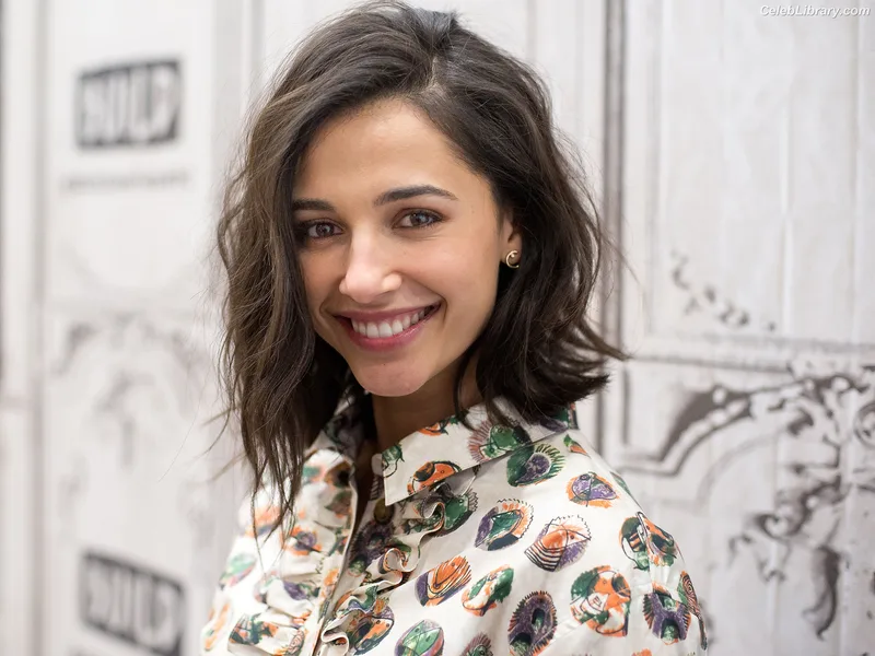 Naomi Scott photo 21 of 376