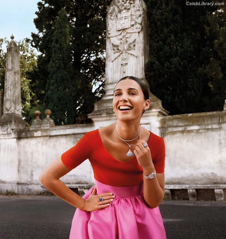Naomi Scott photo 1 of 376