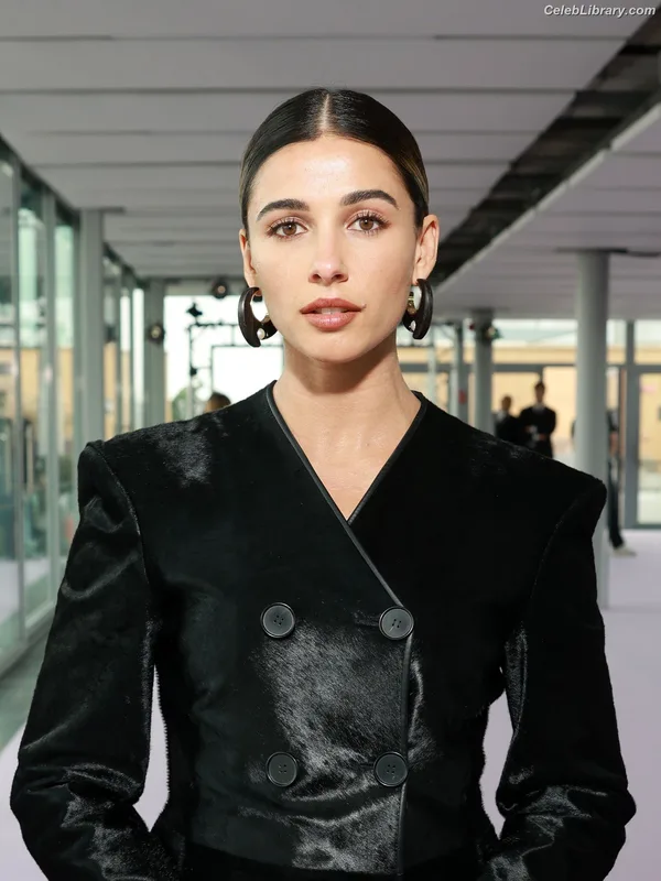 Naomi Scott photo 17 of 376