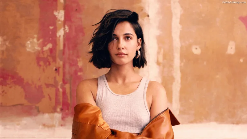 Naomi Scott photo 2 of 376