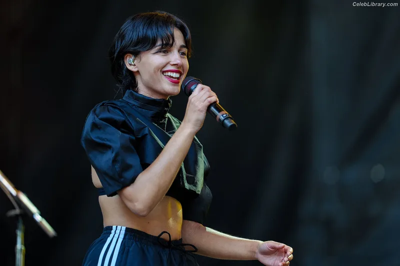 Naomi Scott photo 20 of 376