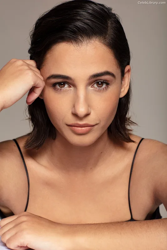 Naomi Scott photo 2 of 376
