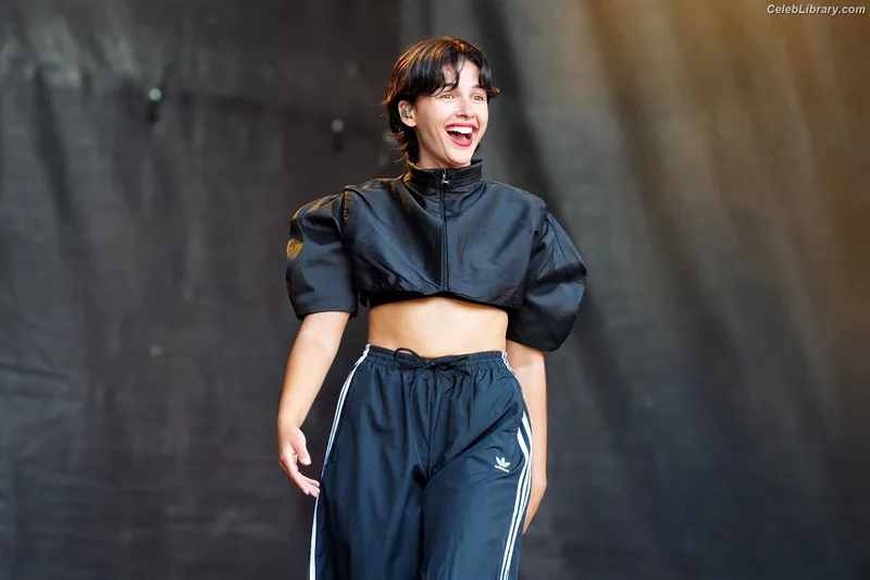 Naomi Scott photo 4 of 376
