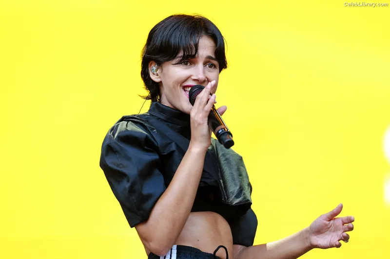 Naomi Scott photo 5 of 376