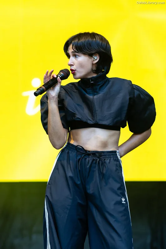 Naomi Scott photo 8 of 376