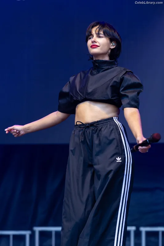 Naomi Scott photo 9 of 376