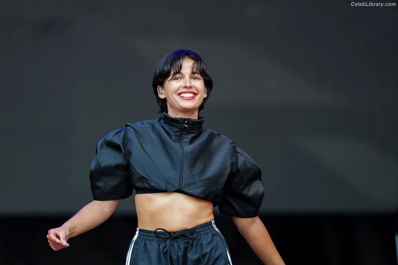 Naomi Scott photo 11 of 376