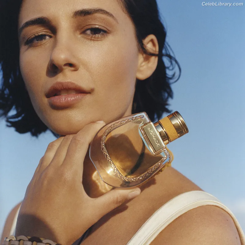 Naomi Scott photo 13 of 376