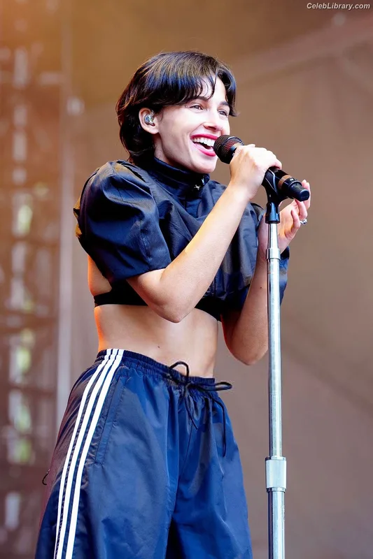 Naomi Scott photo 14 of 376
