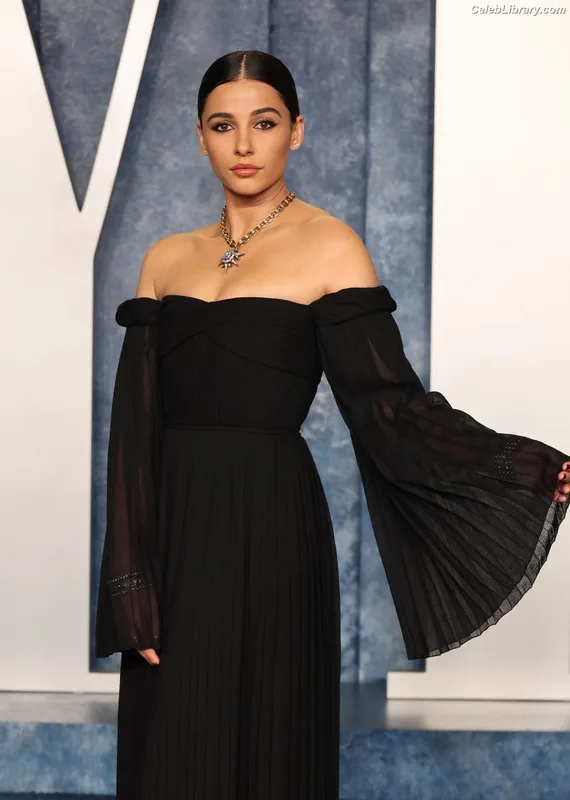 Naomi Scott photo 19 of 376