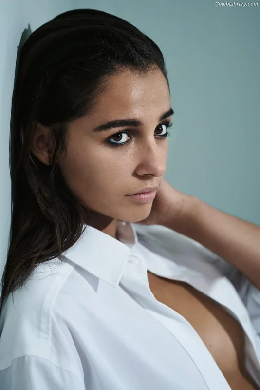 Naomi Scott photo 4 of 376