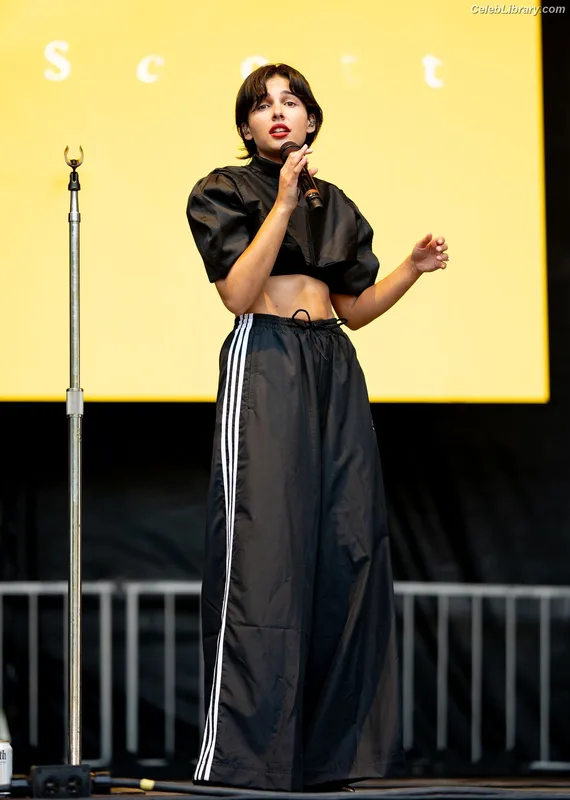 Naomi Scott photo 10 of 376