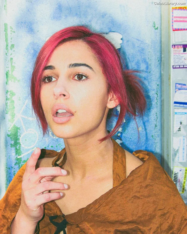 Naomi Scott photo 16 of 376