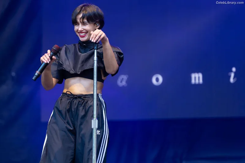 Naomi Scott photo 11 of 376