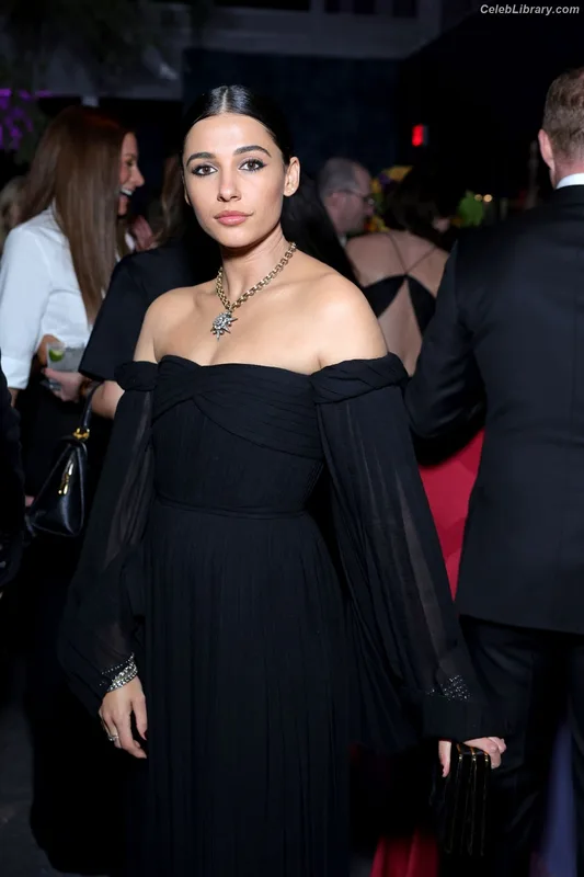 Naomi Scott photo 14 of 376