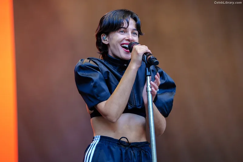 Naomi Scott photo 21 of 376