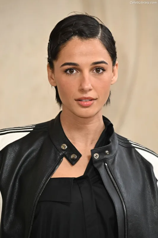 Naomi Scott photo 3 of 376