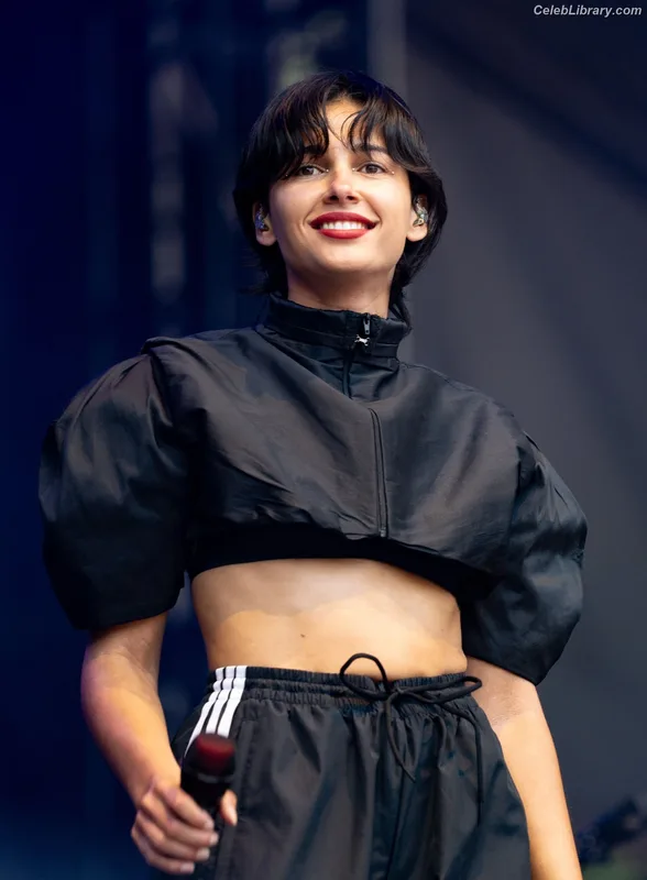 Naomi Scott photo 4 of 376