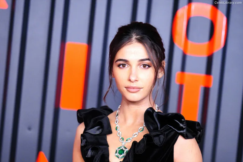 Naomi Scott photo 20 of 376
