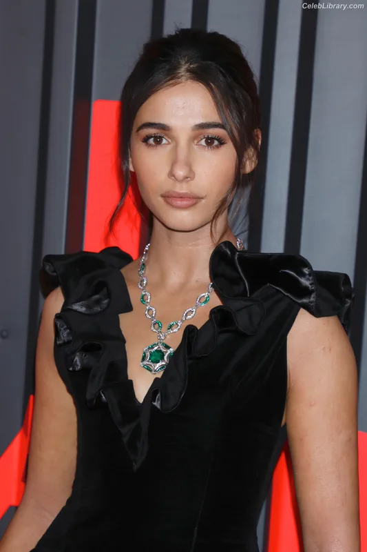 Naomi Scott photo 21 of 376