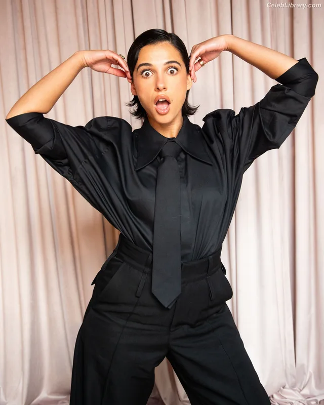 Naomi Scott photo 10 of 376