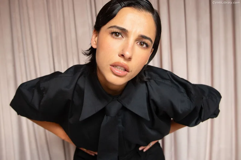 Naomi Scott photo 11 of 376