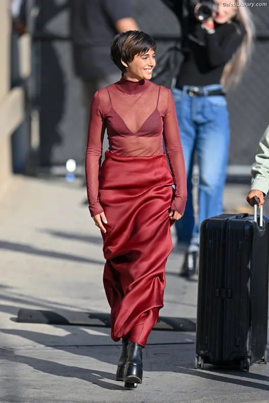 Naomi Scott photo 1 of 376