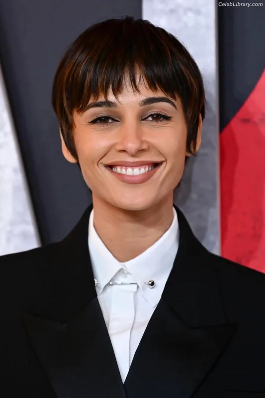 Naomi Scott photo 7 of 376