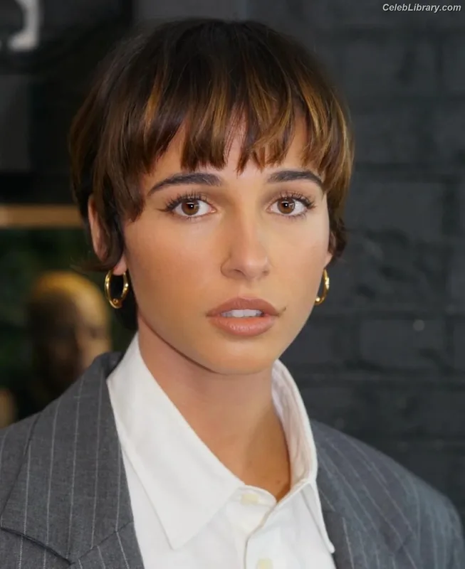 Naomi Scott photo 8 of 376
