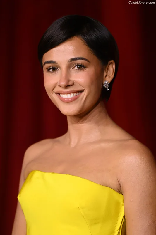 Naomi Scott photo 9 of 376