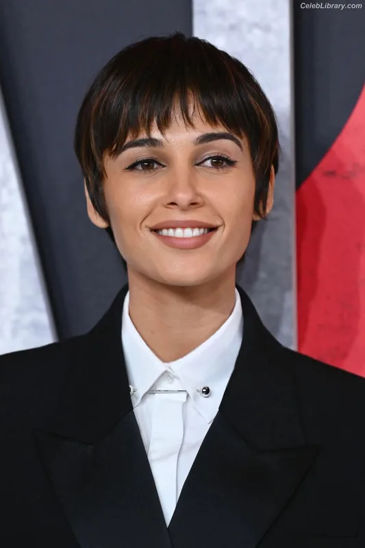 Naomi Scott photo 14 of 376