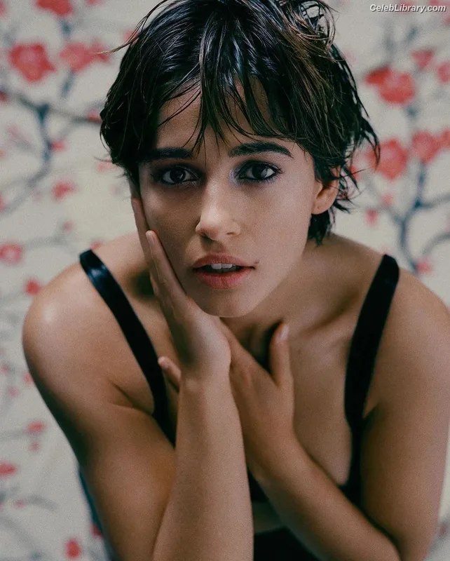 Naomi Scott photo 1 of 376