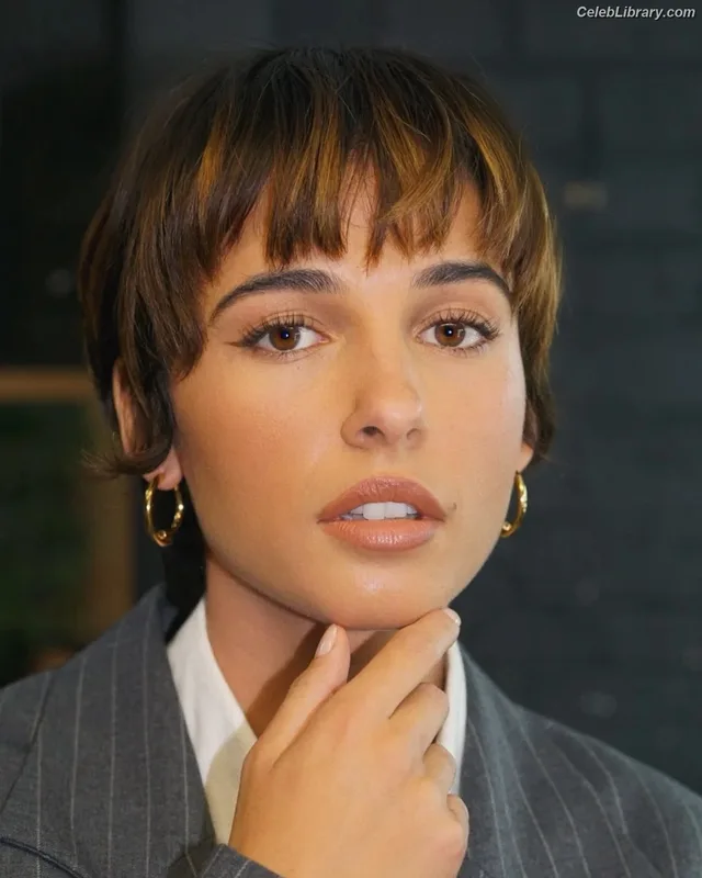 Naomi Scott photo 9 of 376