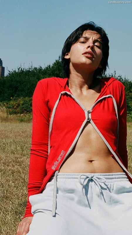 Naomi Scott photo 16 of 376