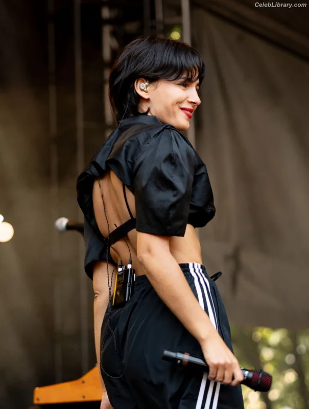 Naomi Scott photo 23 of 376