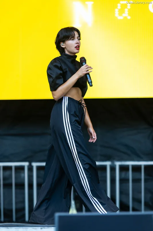 Naomi Scott photo 24 of 376