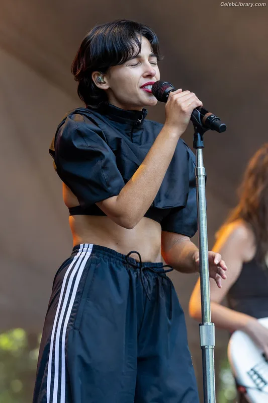 Naomi Scott photo 3 of 376