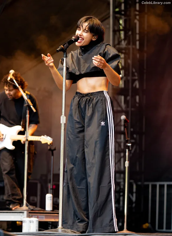 Naomi Scott photo 11 of 376