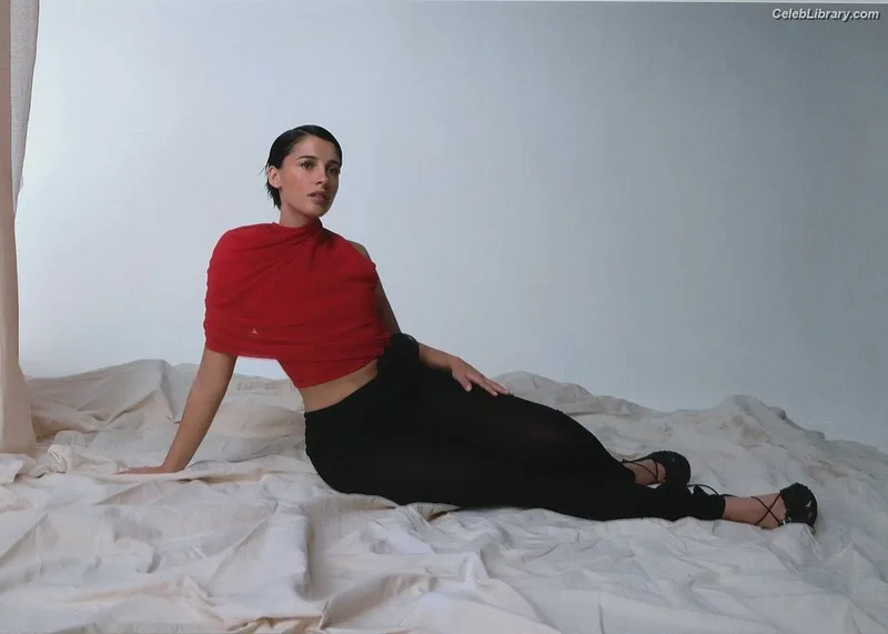 Naomi Scott photo 17 of 376