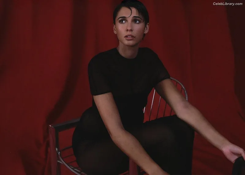 Naomi Scott photo 18 of 376