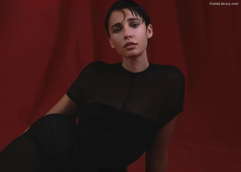 Naomi Scott photo 22 of 376