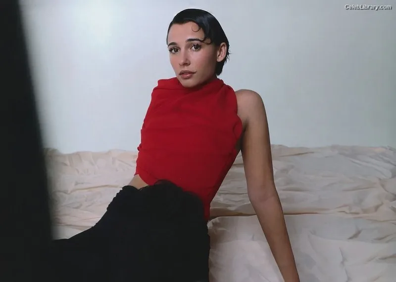 Naomi Scott photo 23 of 376