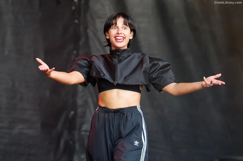 Naomi Scott photo 2 of 376