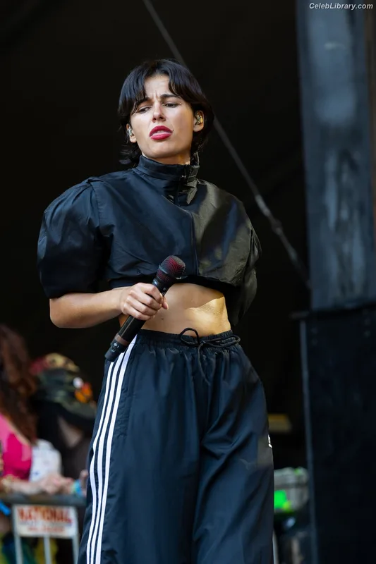 Naomi Scott photo 7 of 376
