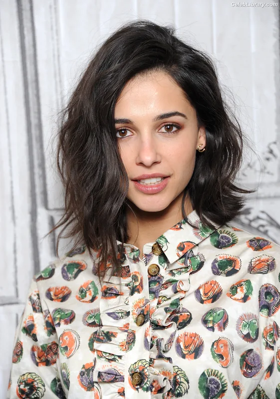 Naomi Scott photo 9 of 376