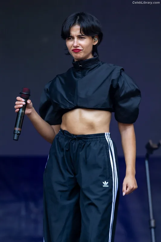 Naomi Scott photo 11 of 376